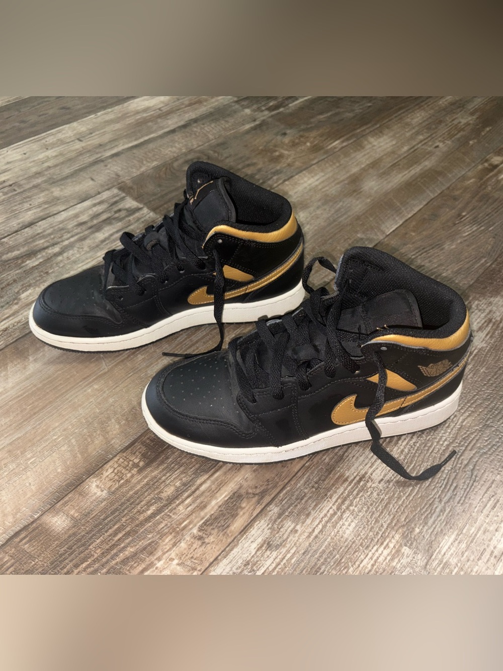 Metallic Gold & Black, Youth Nike Air Jordan 1 Mid - Boys 6.5